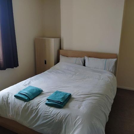 Self Catering 2 Bedroom Flat, Frequent Buses, 1-Minute Walk To Bus Stop, 20 Minutes To City Center 에든버러 외부 사진