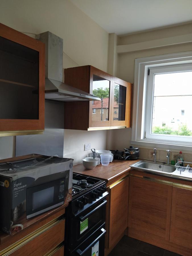 Self Catering 2 Bedroom Flat, Frequent Buses, 1-Minute Walk To Bus Stop, 20 Minutes To City Center 에든버러 외부 사진