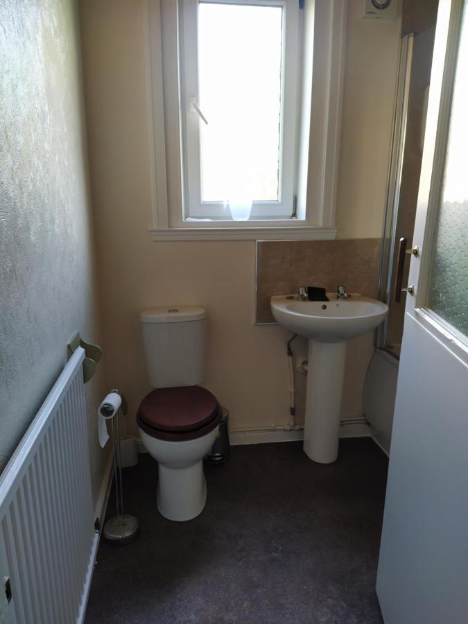 Self Catering 2 Bedroom Flat, Frequent Buses, 1-Minute Walk To Bus Stop, 20 Minutes To City Center 에든버러 외부 사진