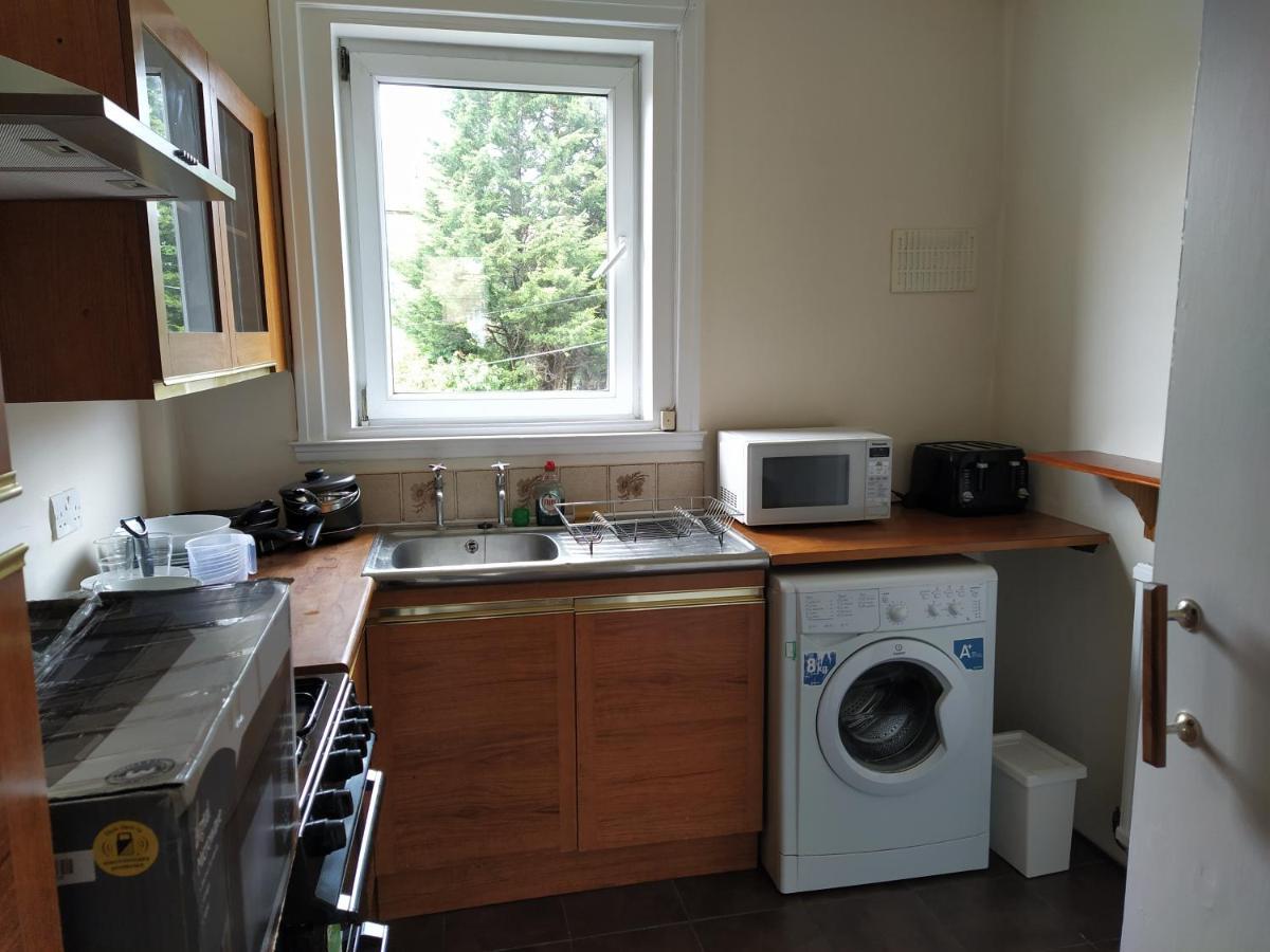 Self Catering 2 Bedroom Flat, Frequent Buses, 1-Minute Walk To Bus Stop, 20 Minutes To City Center 에든버러 외부 사진