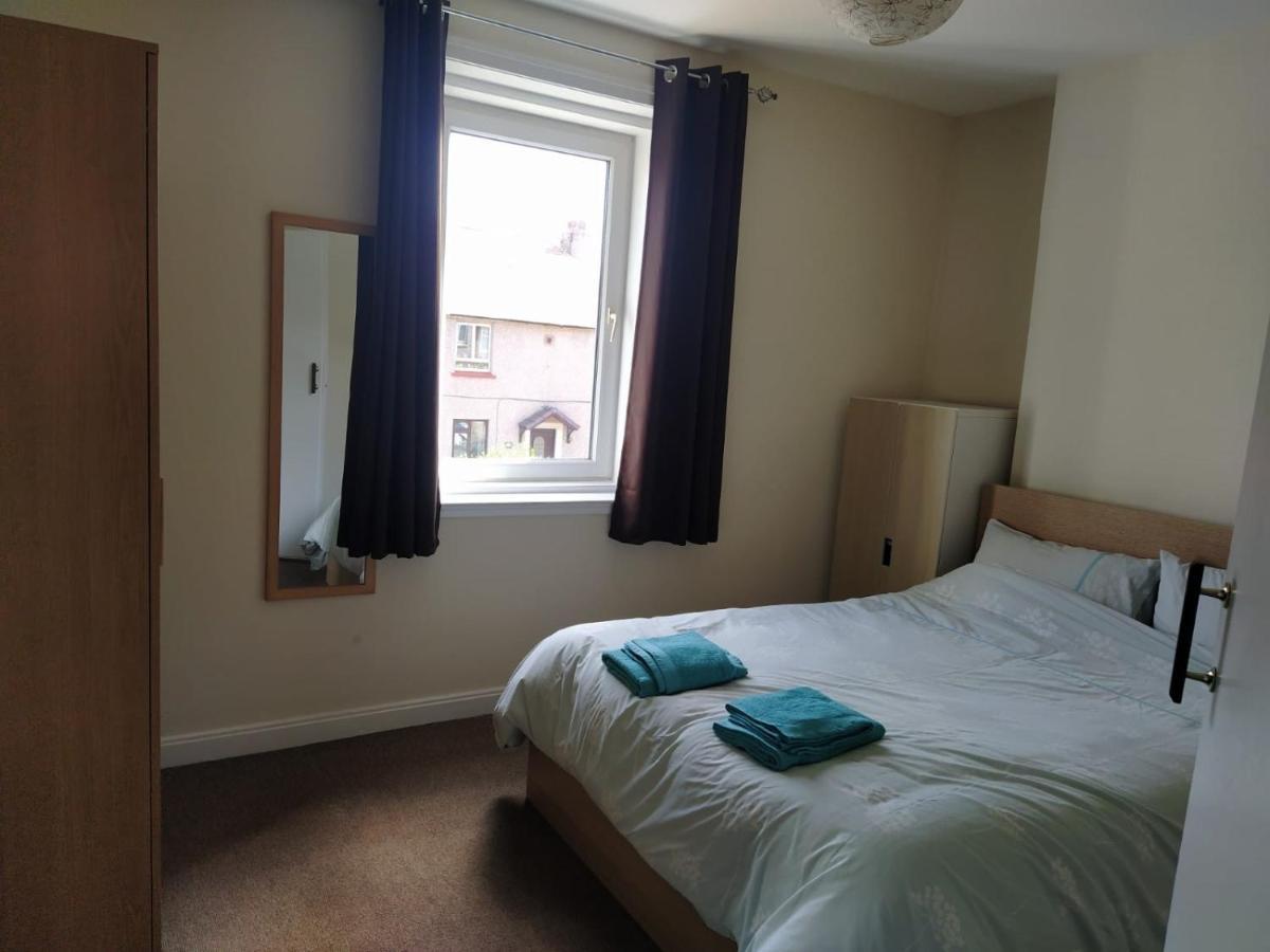 Self Catering 2 Bedroom Flat, Frequent Buses, 1-Minute Walk To Bus Stop, 20 Minutes To City Center 에든버러 외부 사진
