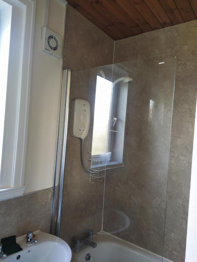 Self Catering 2 Bedroom Flat, Frequent Buses, 1-Minute Walk To Bus Stop, 20 Minutes To City Center 에든버러 외부 사진