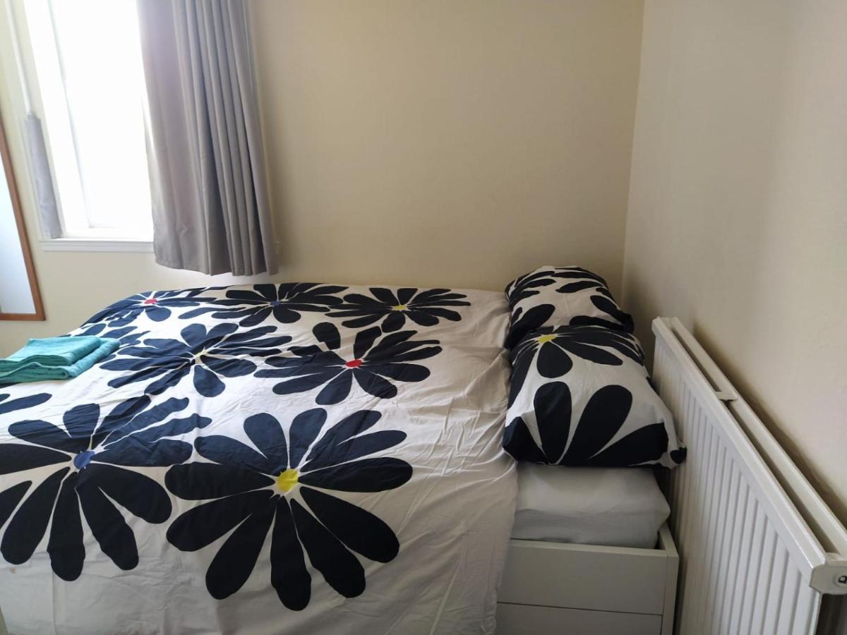 Self Catering 2 Bedroom Flat, Frequent Buses, 1-Minute Walk To Bus Stop, 20 Minutes To City Center 에든버러 외부 사진