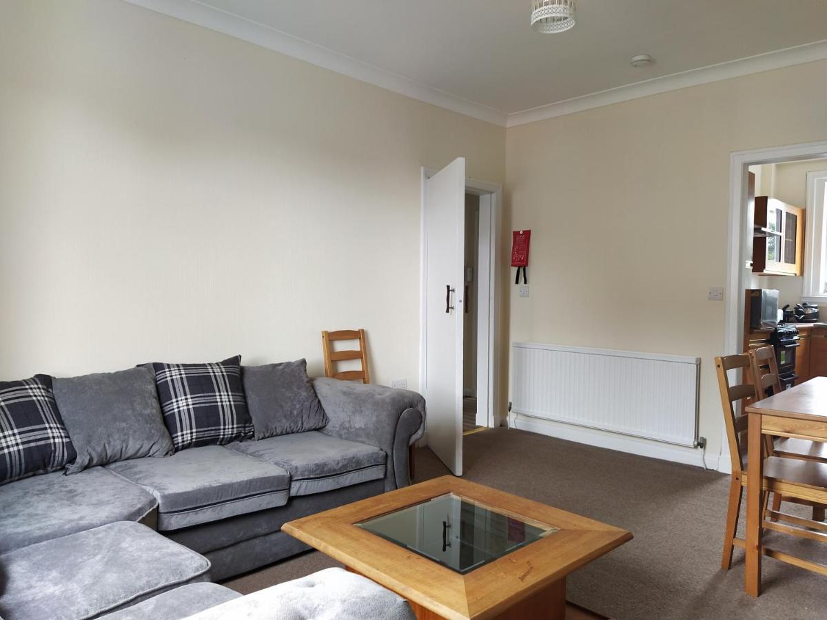 Self Catering 2 Bedroom Flat, Frequent Buses, 1-Minute Walk To Bus Stop, 20 Minutes To City Center 에든버러 외부 사진